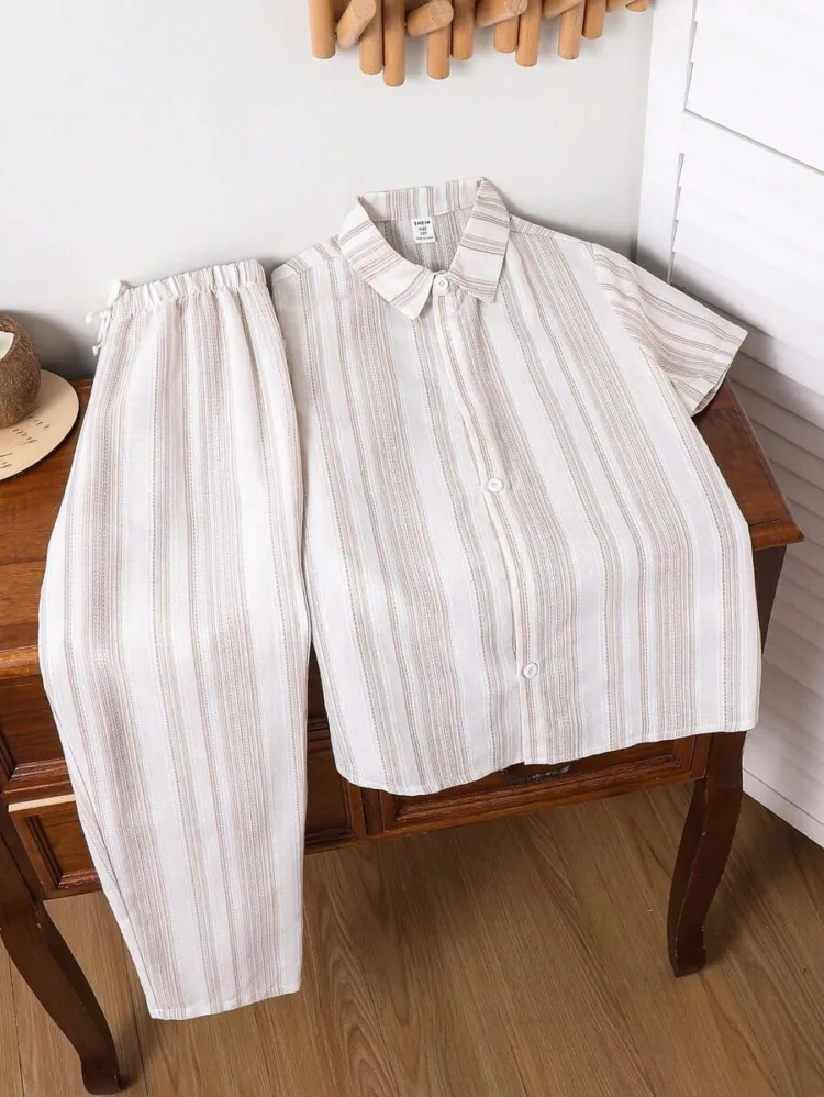 SHEIN 2pcs/Set Tween Boys Casual Collegiate Style Comfortable & Versatile Soft Smiling Face Striped Polo Collar Shirt And Elastic Waist Pants Set, Suitable For Autumn, Spring, Summer, Suitable For Daily Wear, Outdoor Play, School, Street, Party And Leisure At Home